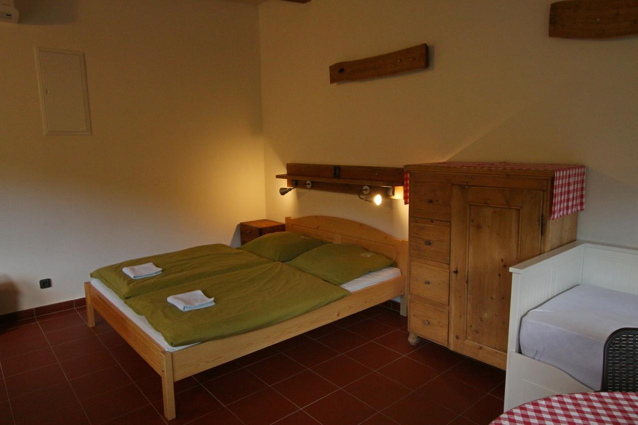 Malbenka - Chata Na Skale Pod Hradem Kokorin Extérieur photo