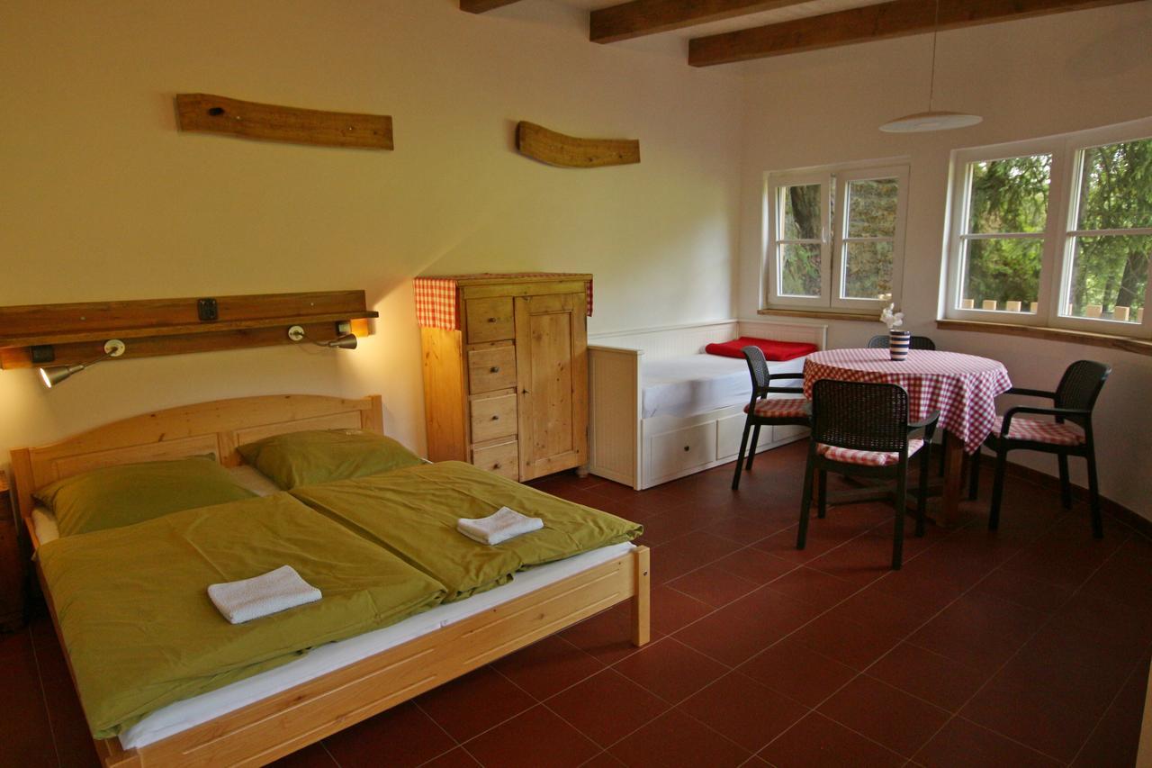 Malbenka - Chata Na Skale Pod Hradem Kokorin Extérieur photo