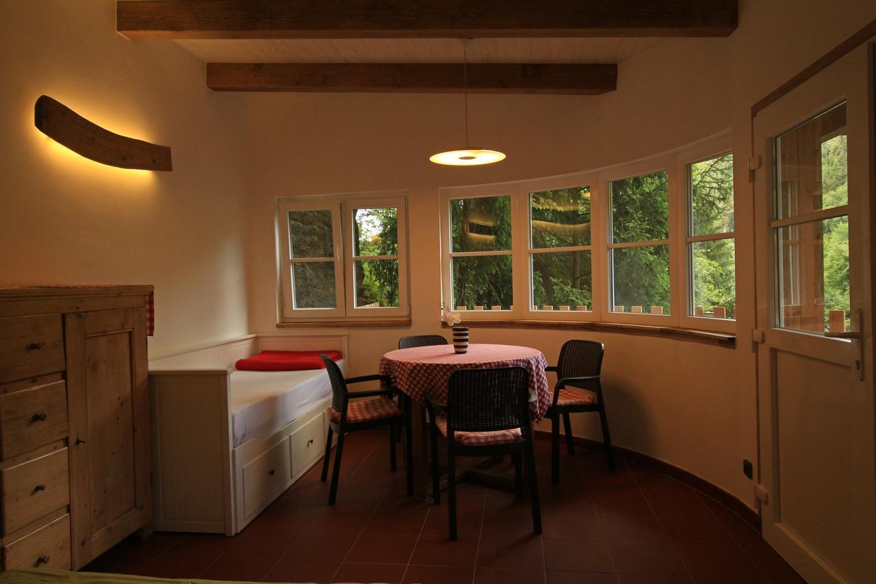 Malbenka - Chata Na Skale Pod Hradem Kokorin Extérieur photo