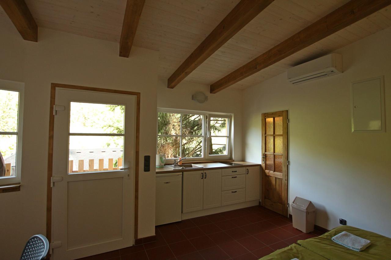 Malbenka - Chata Na Skale Pod Hradem Kokorin Extérieur photo