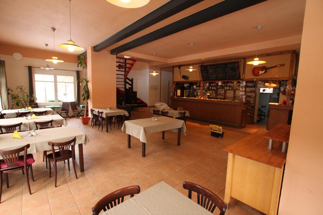 Malbenka - Chata Na Skale Pod Hradem Kokorin Extérieur photo